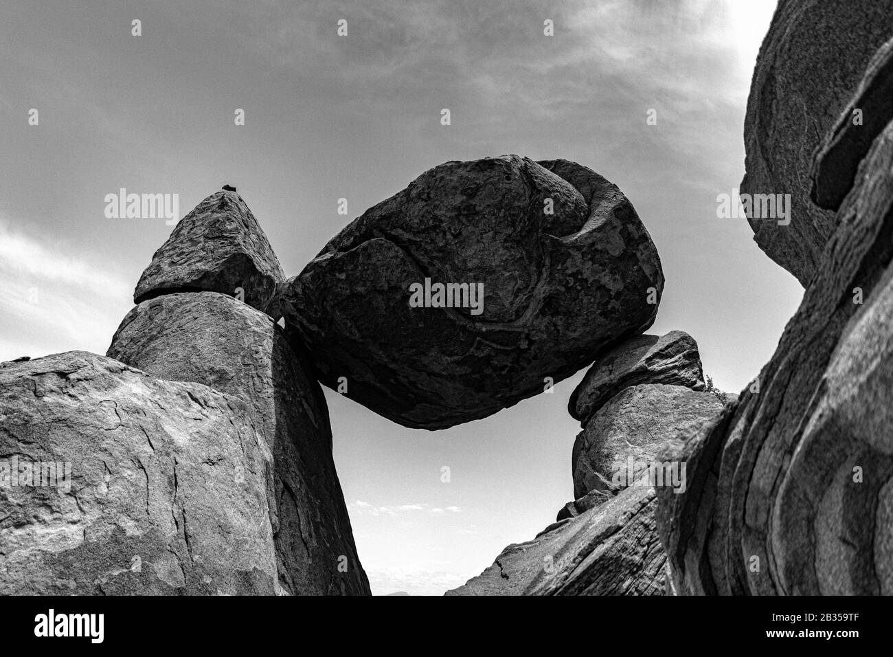 Low-Angle Graustufenaufnahme eines großen Felsbrockens auf Felsen in Grapevine Hills, Texas, USA Stockfoto