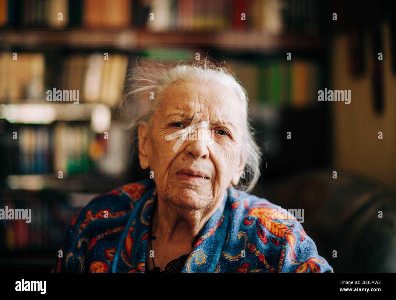 Echte Seniorin zu Hause, natürliches Licht, selektiver Fokuspunkt Stockfoto