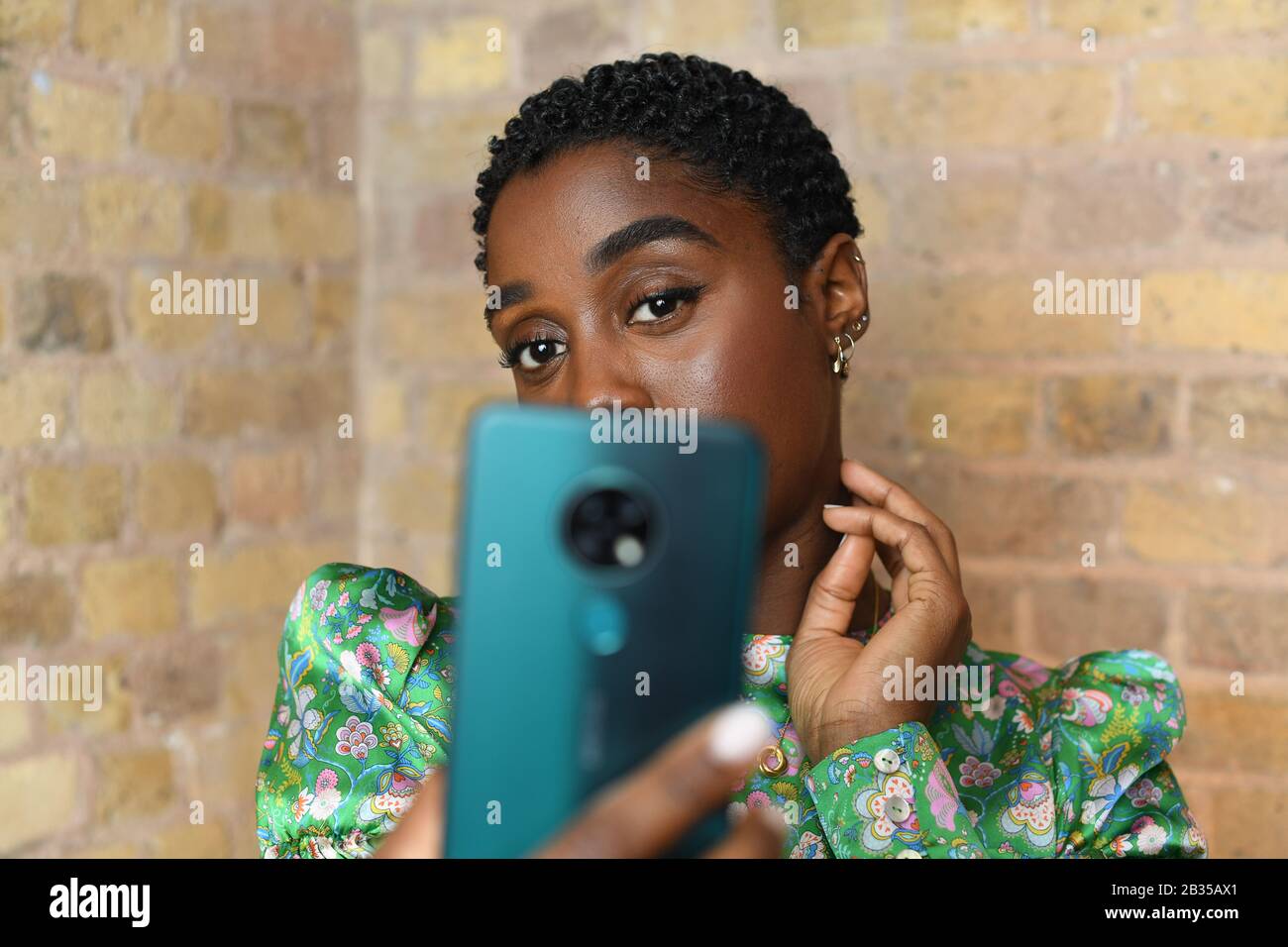 Mit einem Embargo VON 0001 DONNERSTAG, 5. MÄRZ, WIRD NUR Die Schauspielerin Lashana Lynch, die Agent Nomi im kommenden James Bond No Time To die Film spielt, verwendet. HMD Global, das Zuhause von Nokia-Telefonen, hilft dabei, ihre größte jemals globale Marketingkampagne im London Film Museum zu präsentieren. Foto. Ausgabedatum: Donnerstag, 5. März 2020. Zur Feier der Partnerschaft präsentiert sich Lashana in einer neuen Kampagne für Nokia-Telefone - Das Einzige Gadget, Das Sie Jemals Brauchen werden -, die von der mit dem BAFTA Award ausgezeichneten Direktorin Amma Asante geleitet wurde. Fotogutschrift sollte lauten: Doug Peters/PA Wire Stockfoto