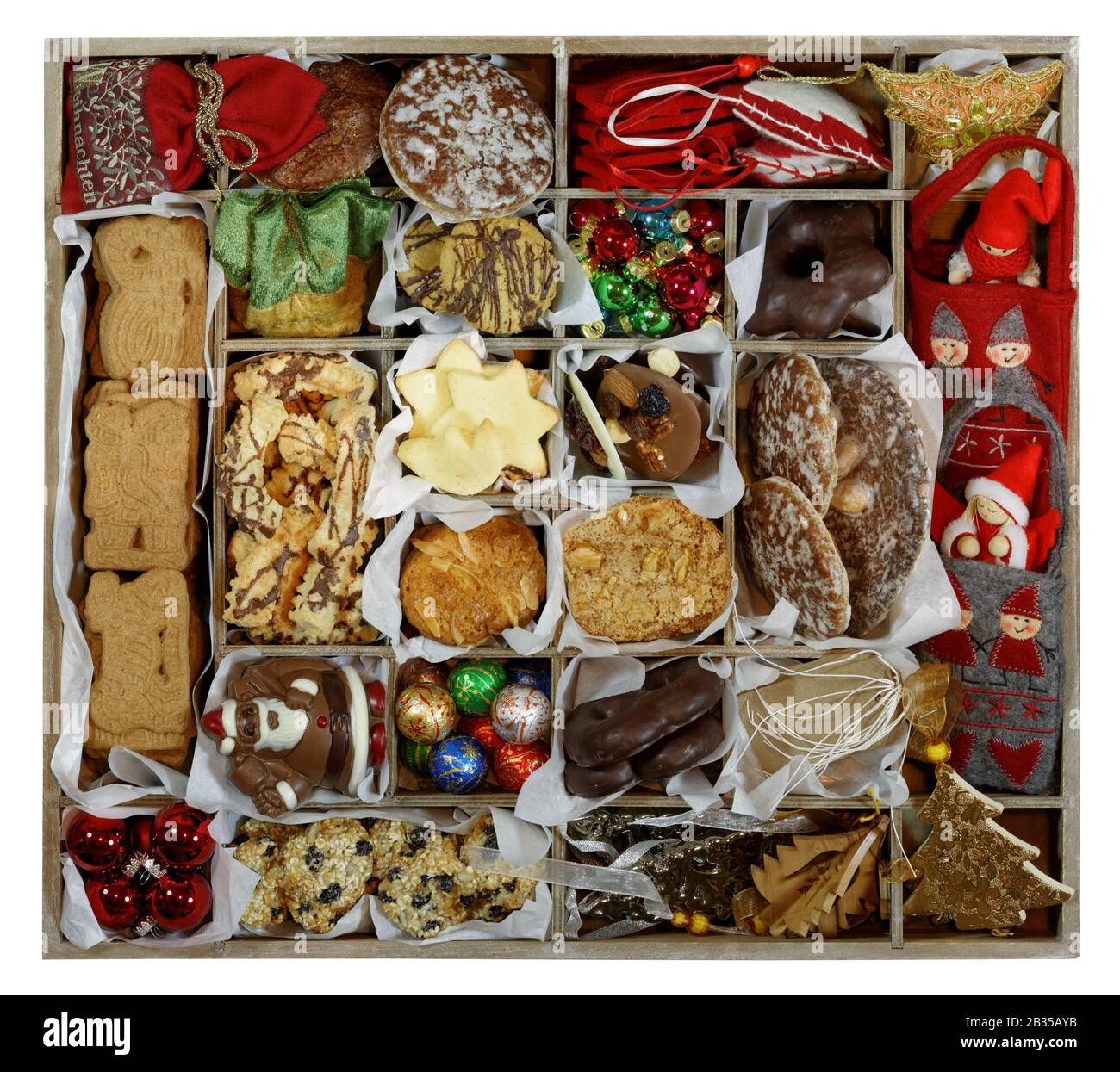 Alles Weihnachtskonzept: Geteilte Aufbewahrungsbox Breite eine Auswahl an sortierten Weihnachtsartikeln: Kekse, Süßigkeiten, Weihnachtsbaumschmuck und Geschenkanhänger oben Stockfoto