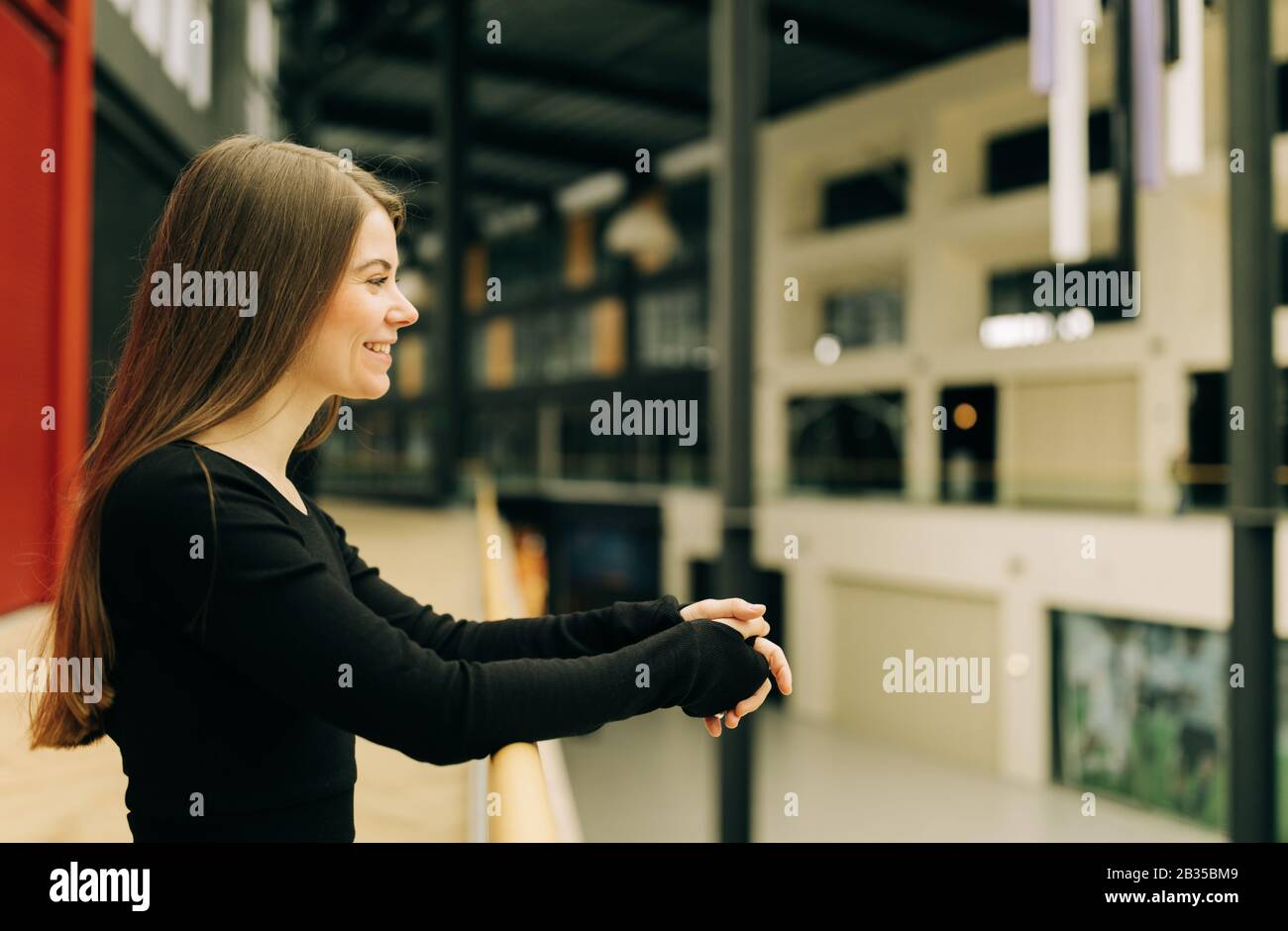 Lifestyle-Porträt einer Echten Jungen hübschen Frau mit langen Haaren Stockfoto