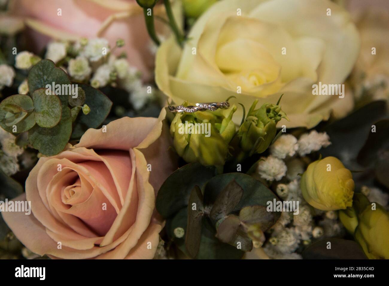 Verlobungsring und Rosen - Brautstrauß Stockfoto