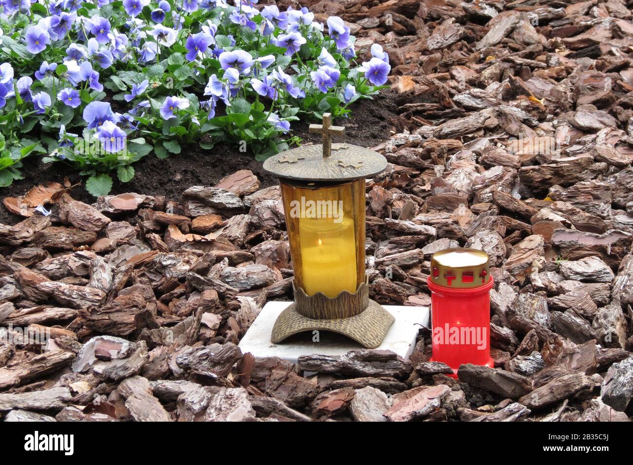 Brennende votivkerzen Fotos und Bildmaterial in hoher Auflösung Alamy