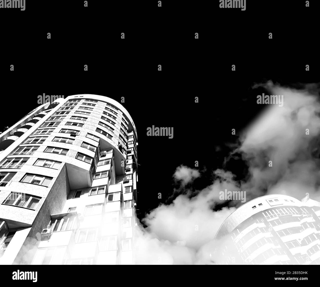 Himmel und Wolken reflektieren in Wolkenkratzeln. Gebäude von unten. Blsck und weißes Konzept Stockfoto