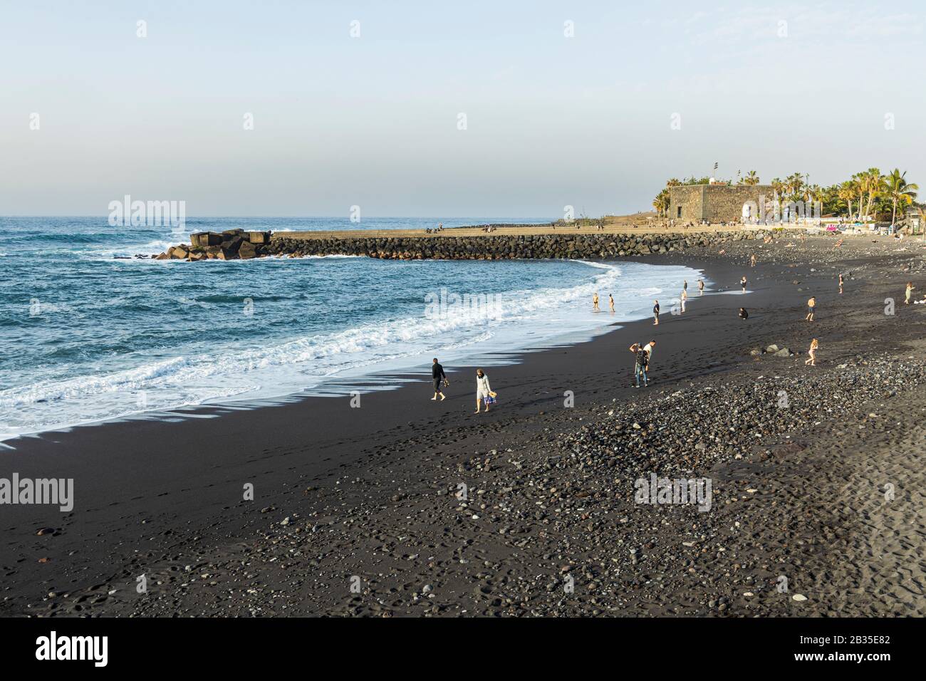 Menschen am Strand von Playa Jardin, Puerto de la Cruz, auf der Insel, auf der Kanarischen Insel, in Spanien, Stockfoto