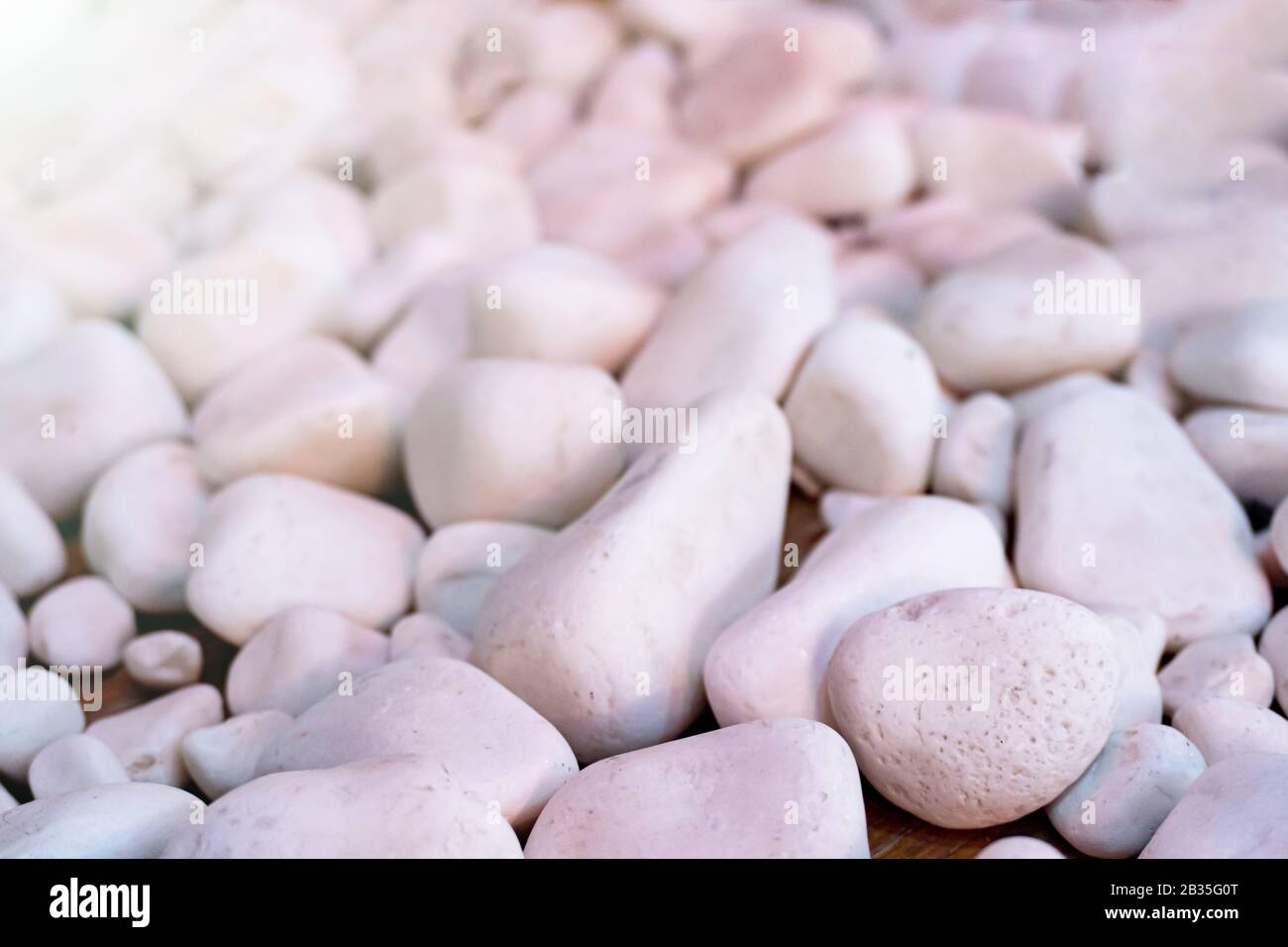 Hintergrund weißer Spa-Steine am Sonnenschein Stockfoto
