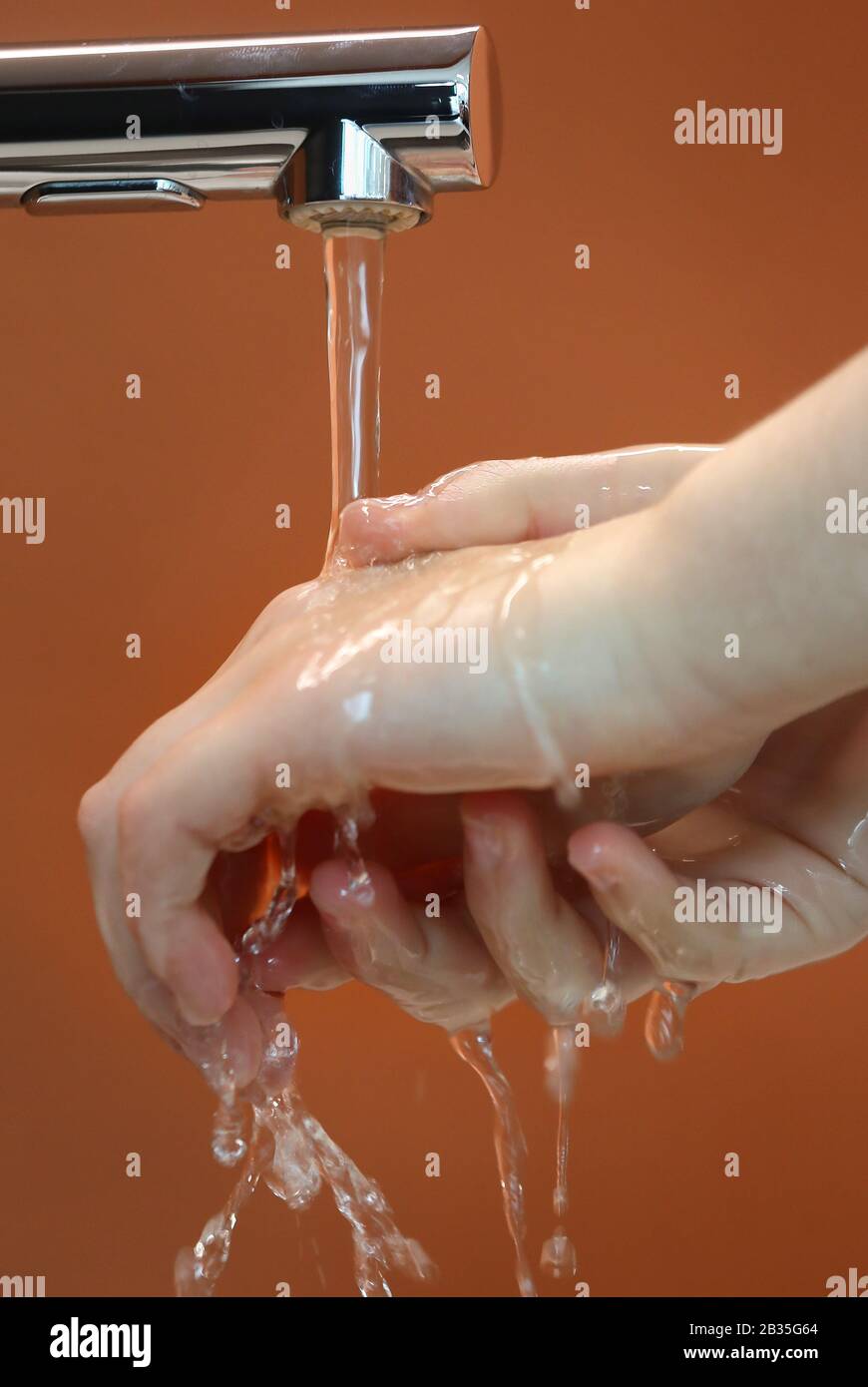 Eine Person wäscht ihre Hände unter fließendem Wasser. PA Foto. Bilddatum: Mittwoch, 4. März 2020. Siehe PA Story HEALTH Coronavirus. Der Fotowredit sollte lauten: Philip Toscano/PA Wire Stockfoto