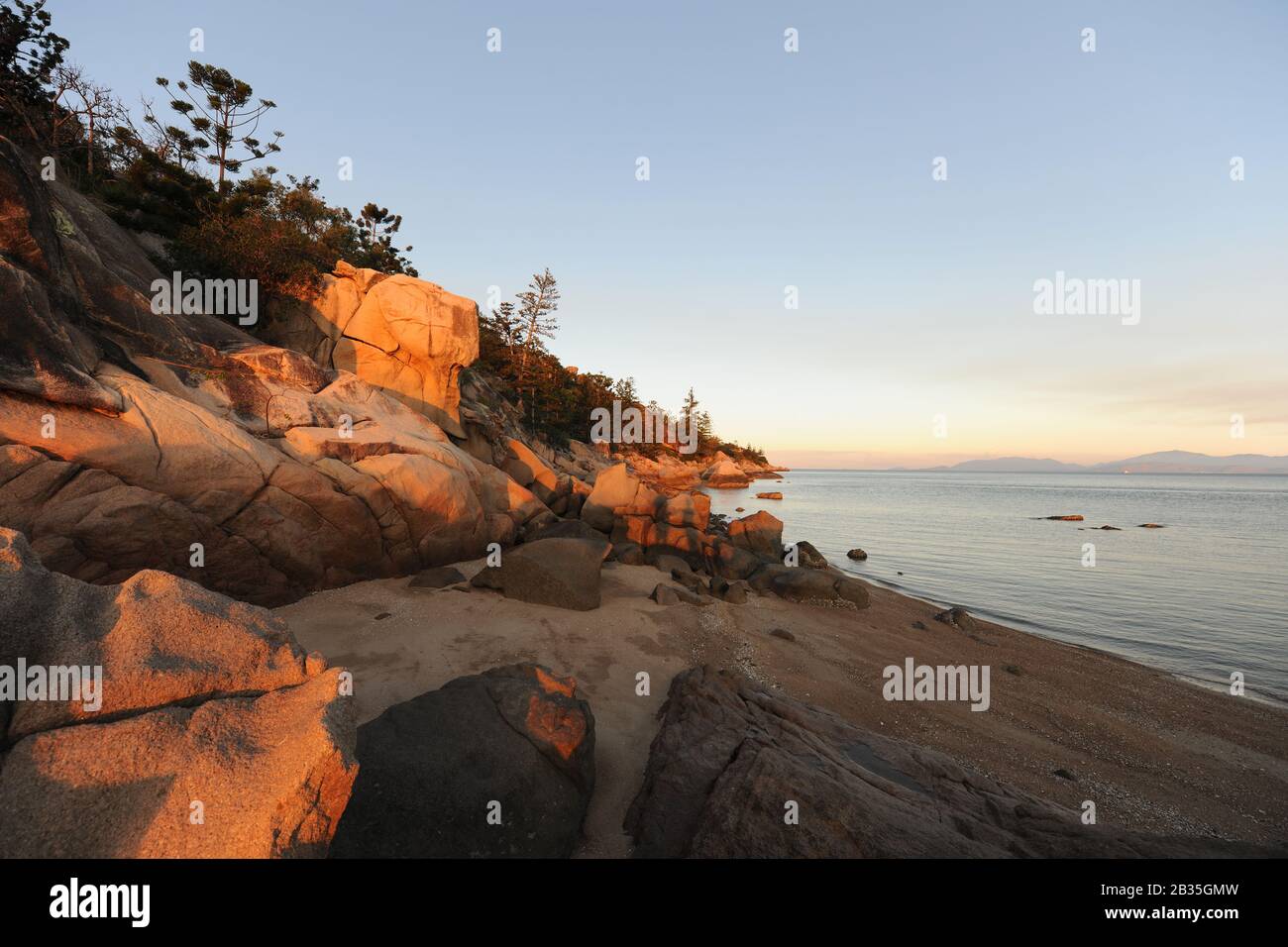 Abendlicht am Strand in Cockle Bay, Magnetic Island, Queensland, Australien Stockfoto