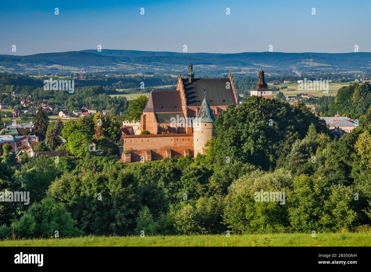 Blick auf die Stadt Biecz, Fronleichnamskirche, 1326, im Zentrum, Tal des Flusses Ropa, Malopolska, Polen Stockfoto