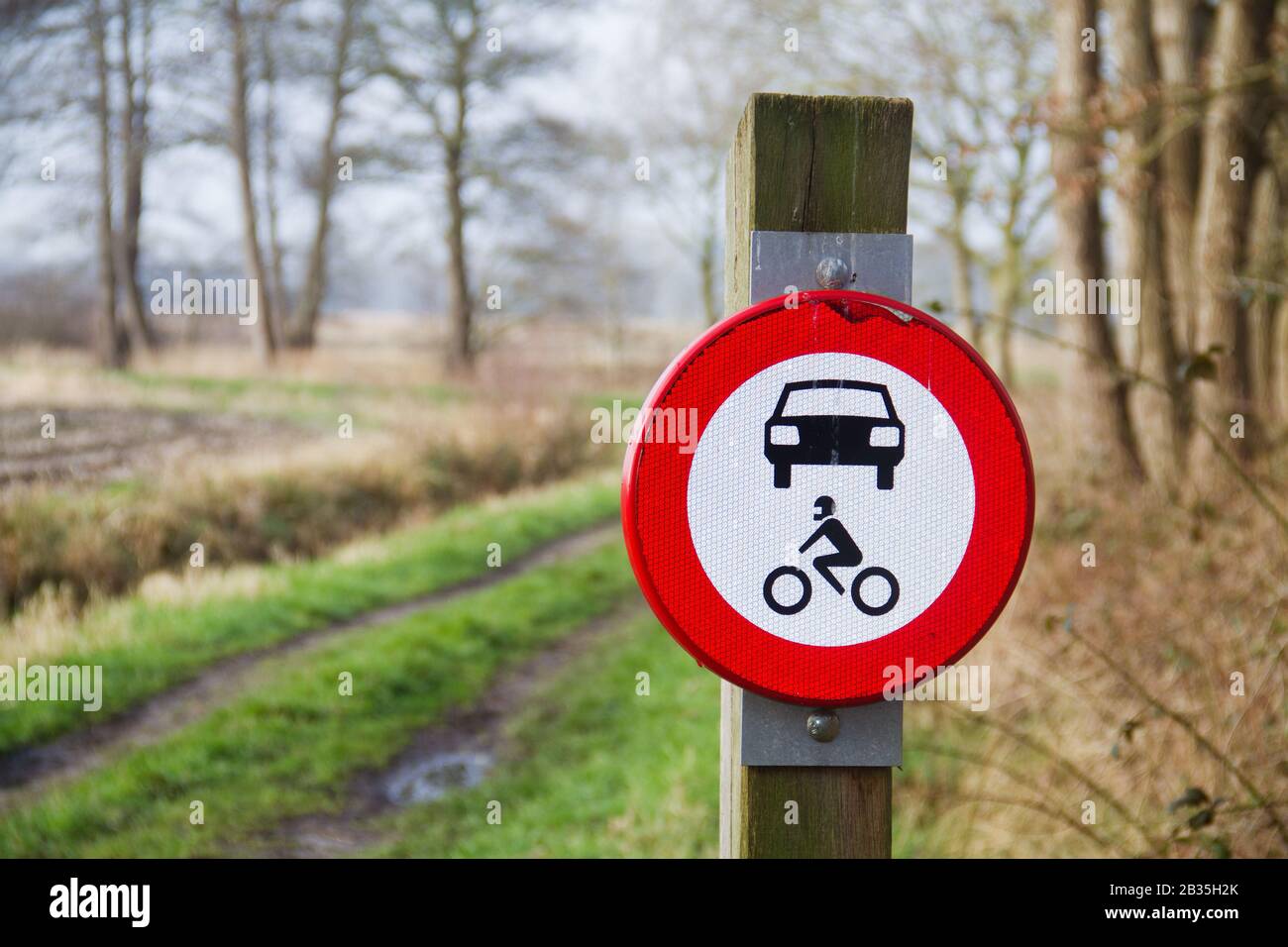 Naturschutz: Fahrzeugen und Motorrädern ist ein Weg durch eine ländliche Landschaft verboten Stockfoto