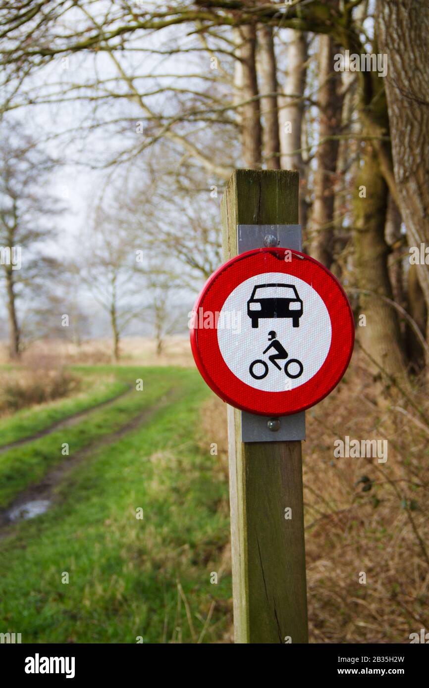 Naturschutz: Fahrzeugen und Motorrädern ist ein Weg durch eine ländliche Landschaft verboten Stockfoto