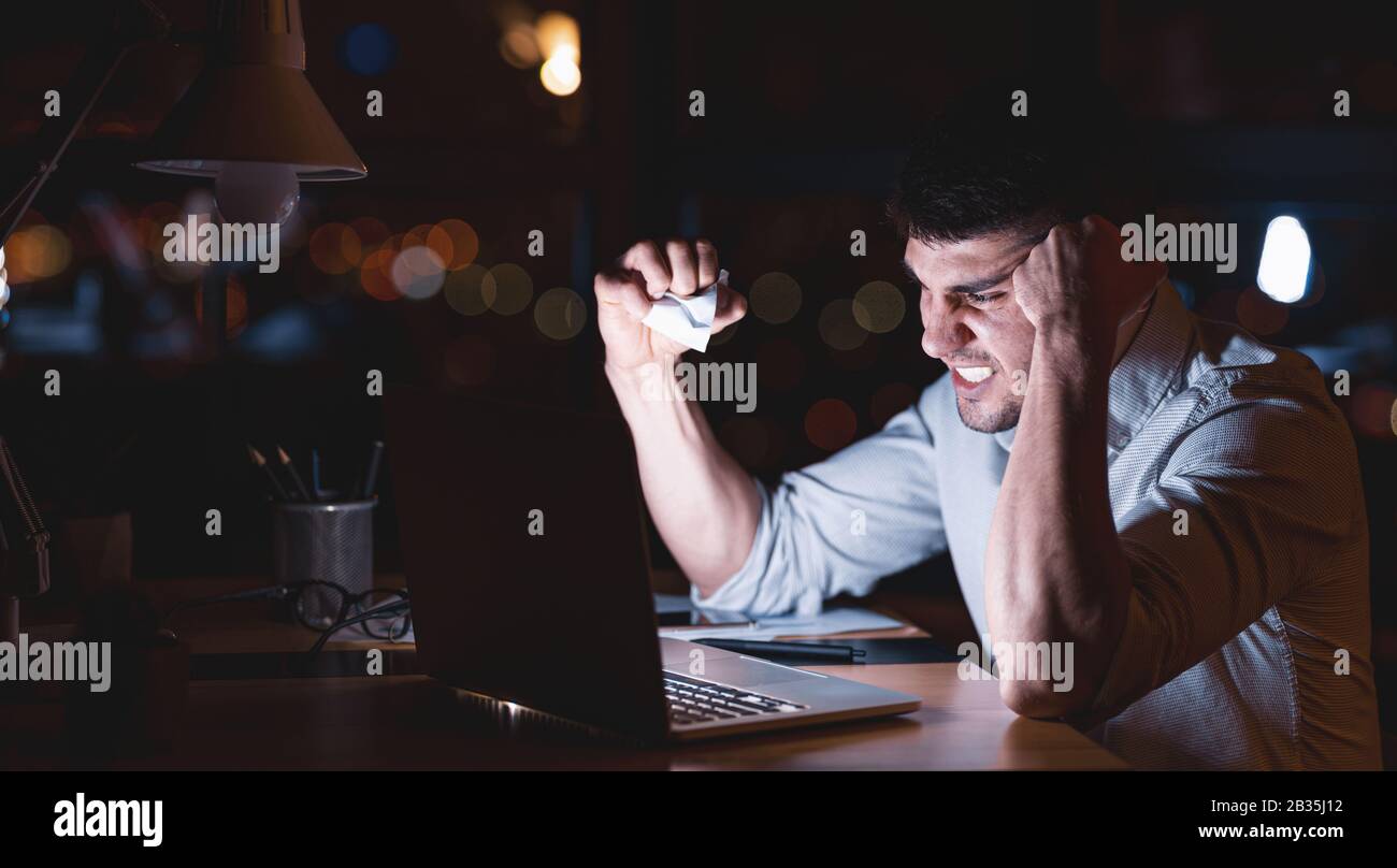 Aggressiver Office Manager Zerknittertes Papier, Das Über Nacht Im Büro Sitzt Stockfoto