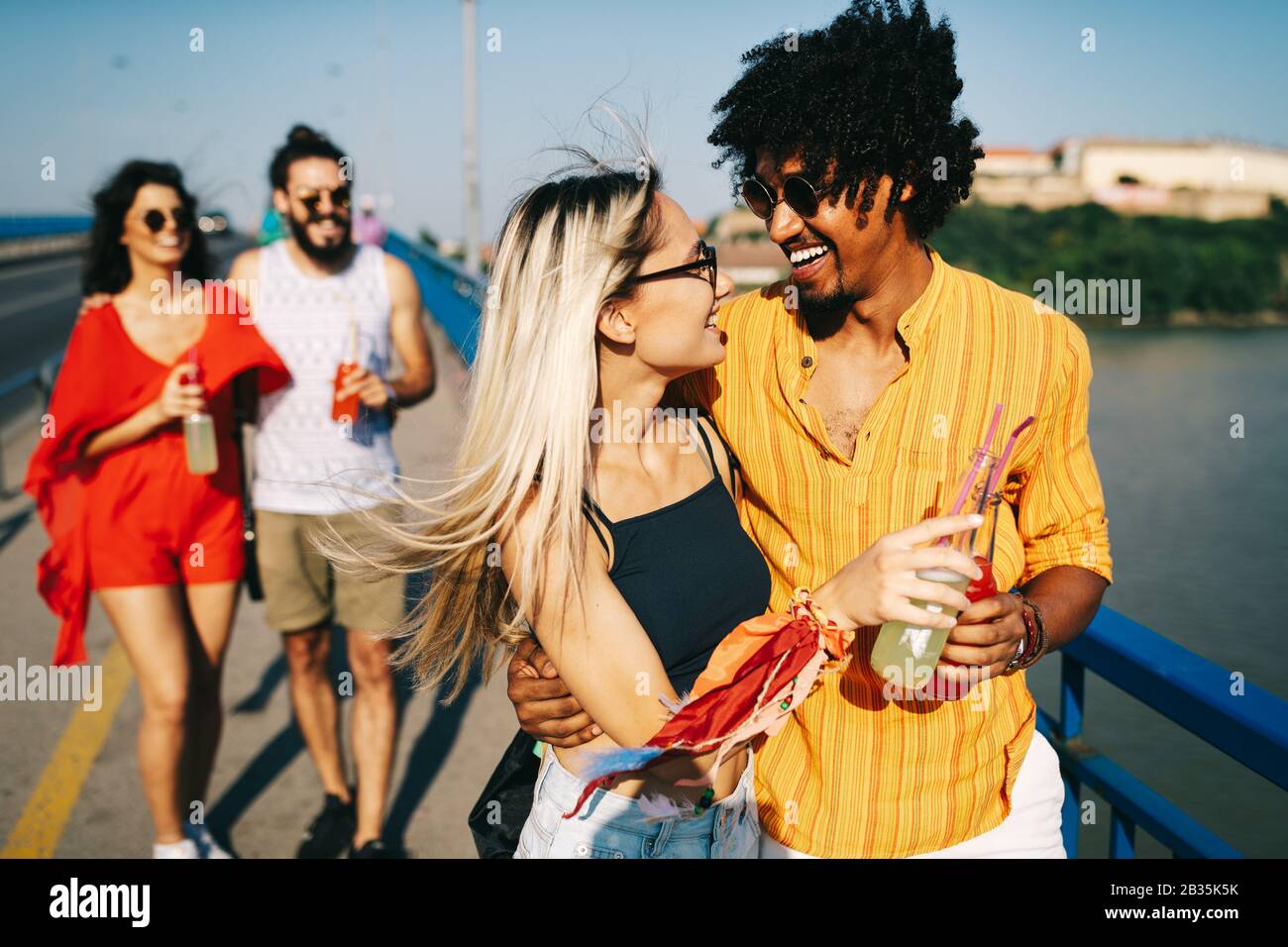Fröhliche junge Gruppe von Freunden, die im Sommer Festivals besuchen Stockfoto