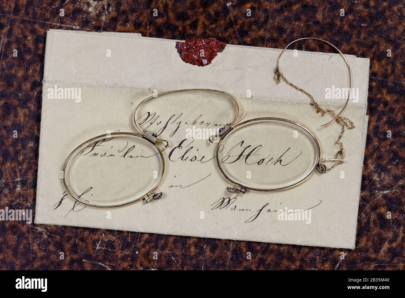 Historisches Lesekonzept für weibliche Letter: Konzept einer historischen Lesesituation für Briefe, einschließlich historischer Briefumschläge mit Wachssiegel, alter Buchumschlag hinten Stockfoto