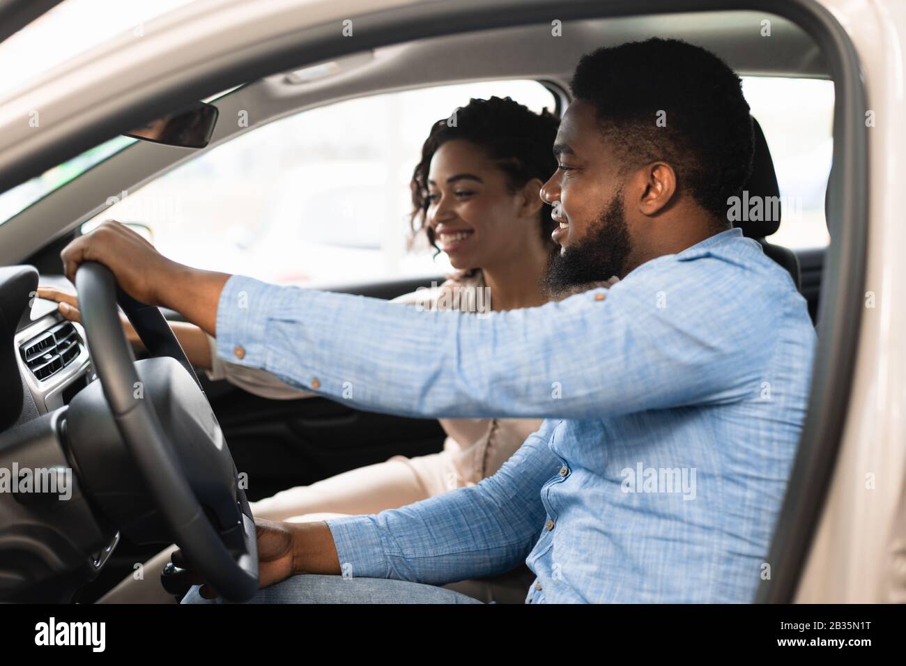 Afro Ehepartner, Die Im Auto Sitzen Und Sich Für Family Auto In Der Händlerniederlassung Entscheiden Stockfoto