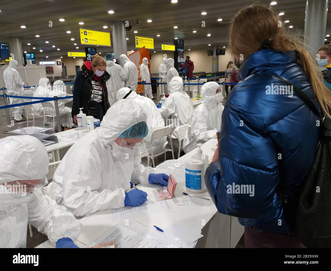 Scheremetjewo, Moskau, Russland - 4. März 2020: Medizinische Untersuchung für COVID-19-Fot-Flug von Bologna, Italien, am Flughafen Scheremetjewo (Terminal F), Stockfoto