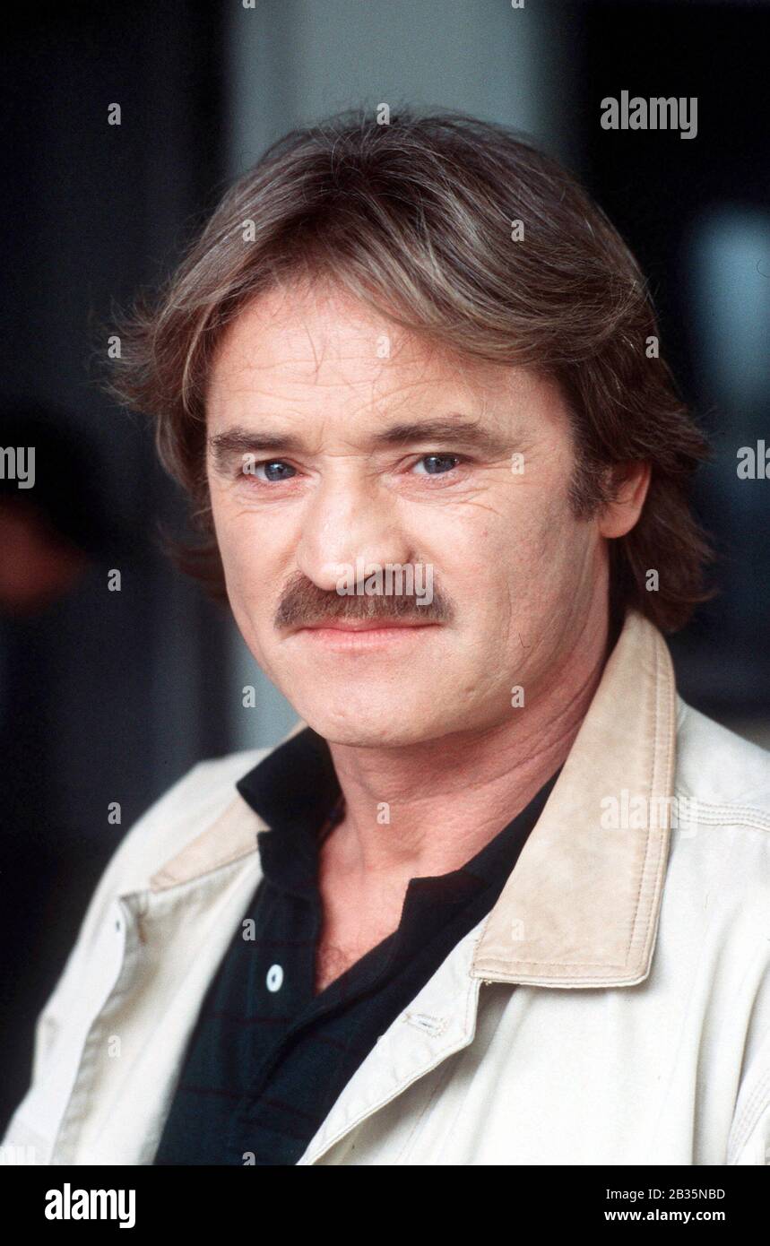 Der deutsche Schauspielleiter HARTMUT SCHREIER spielte in SOKO 5113 einen Kriminalkommissar, Deutschland 2000. Der deutsche Schauspieler HARTMUT SCHREIER spielt detektiv-kommissar in SOKO 5113, Deutschland 2000. Stockfoto