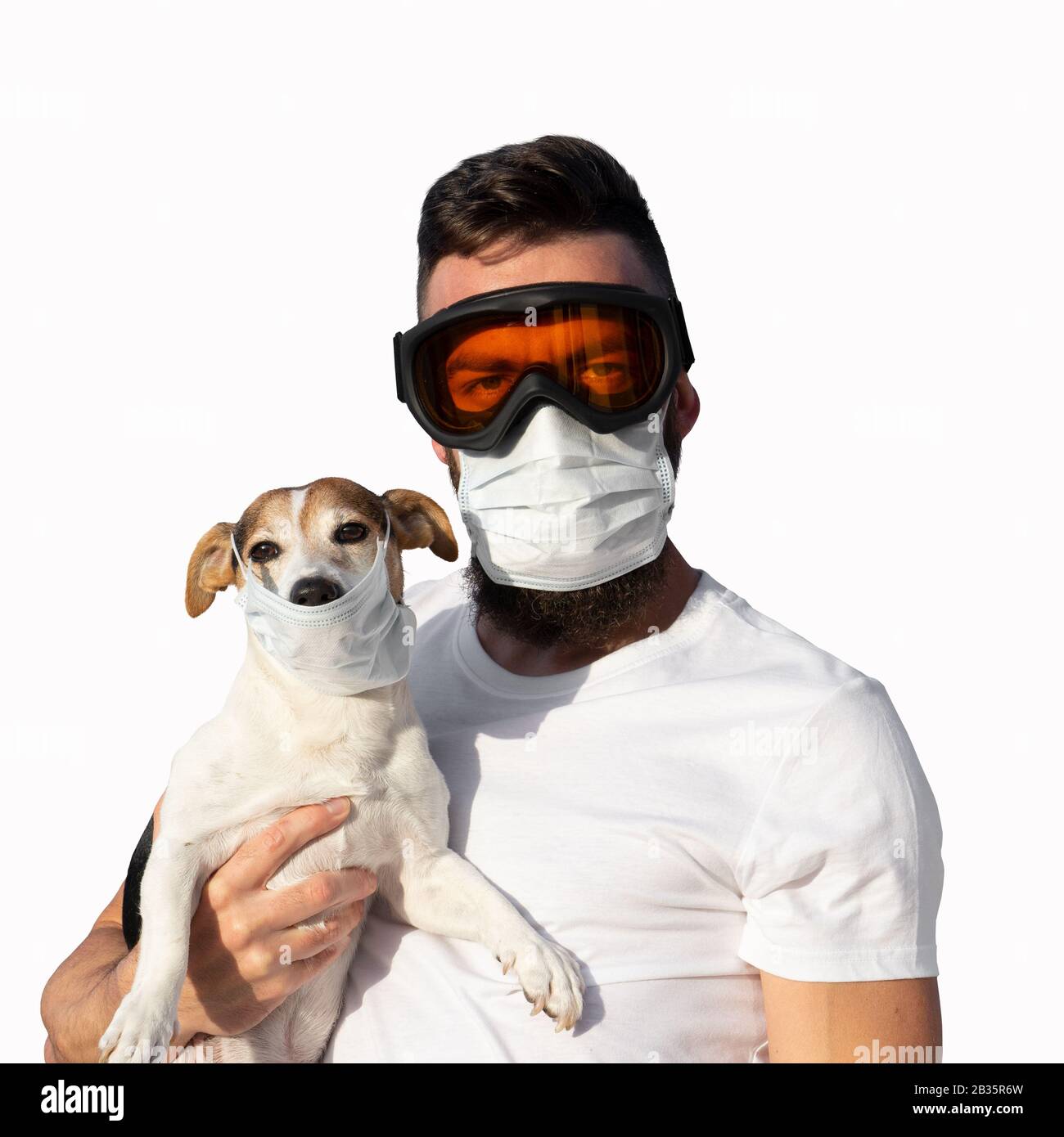 Mann in Schutzmaske und Brille hält süßen Jack russell Hund in  medizinischer Maske. Konzept der Haustierallergie oder Prävention von  Viruserkrankungen und Coronavirus-Pandemie, Blick auf die Kamera, isoliert  auf Weiß Stockfotografie - Alamy