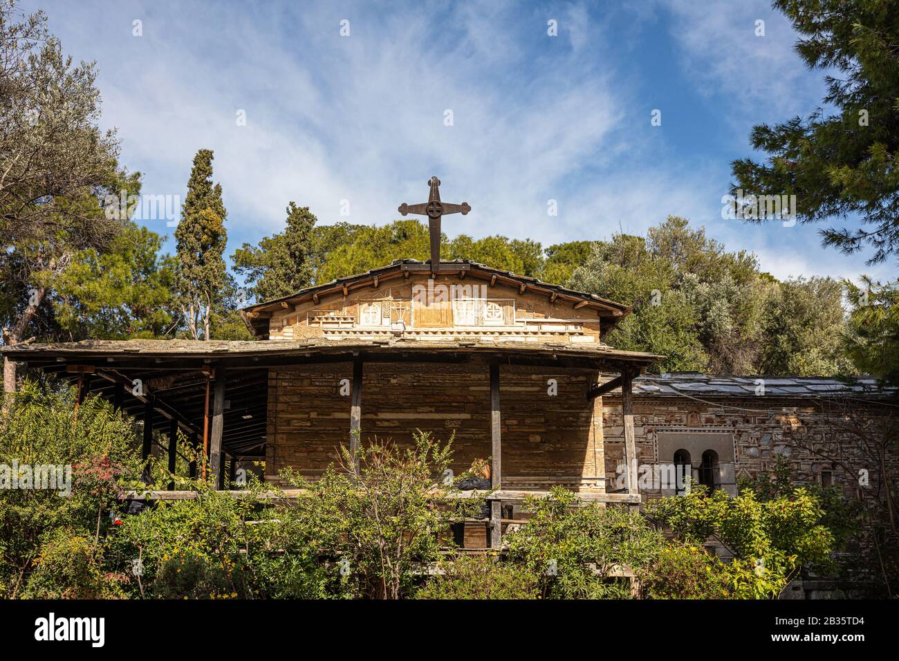 Athen, Griechenland. Kirche von Agios Dimitrios Loumbardiaris oder Saint Demetrius der Bombardier auf dem Hügel von Philopappos, blauer Himmelshintergrund. Stockfoto