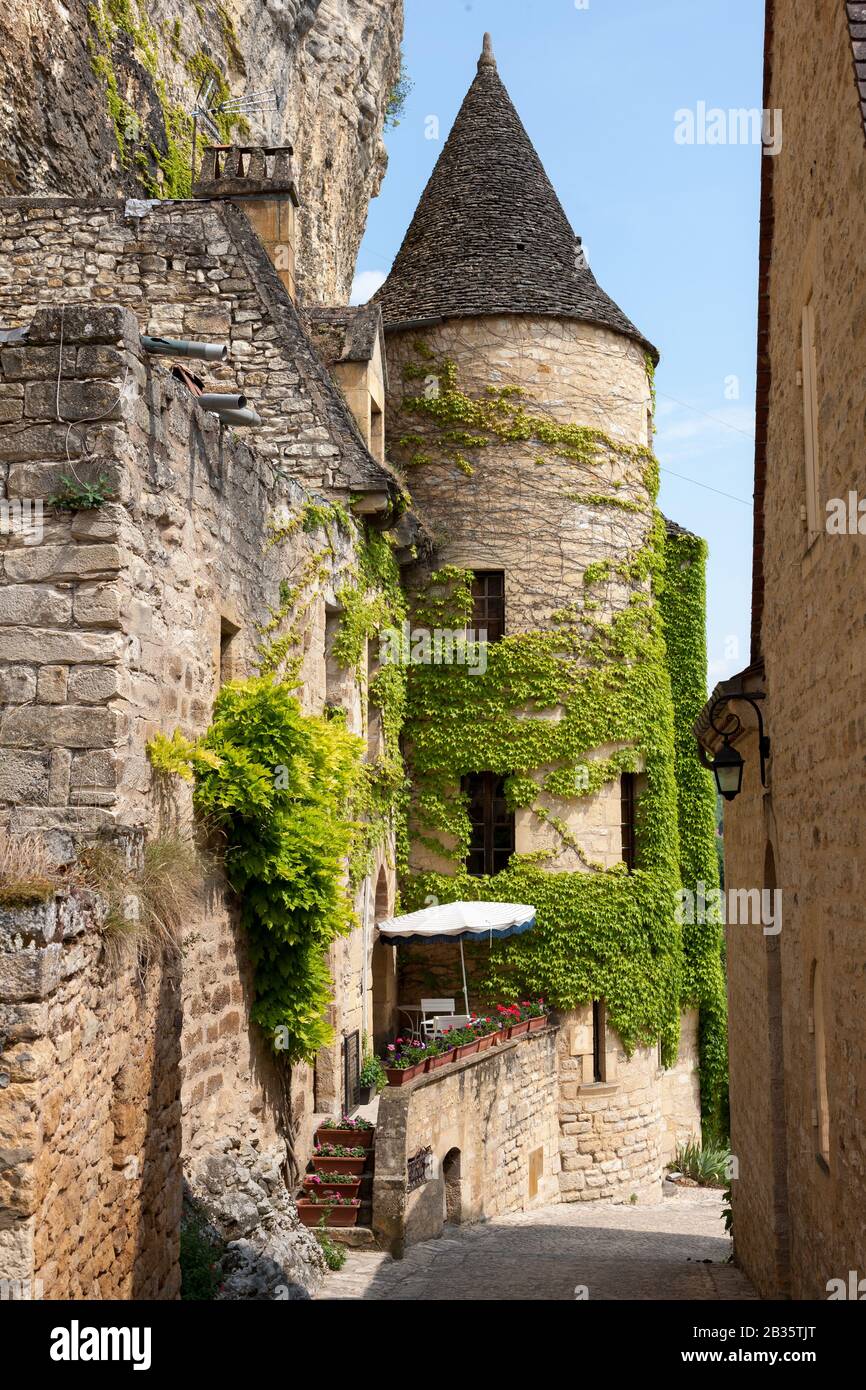 Altes Rundsteinhaus und Turmhaus Frankreich Stockfoto