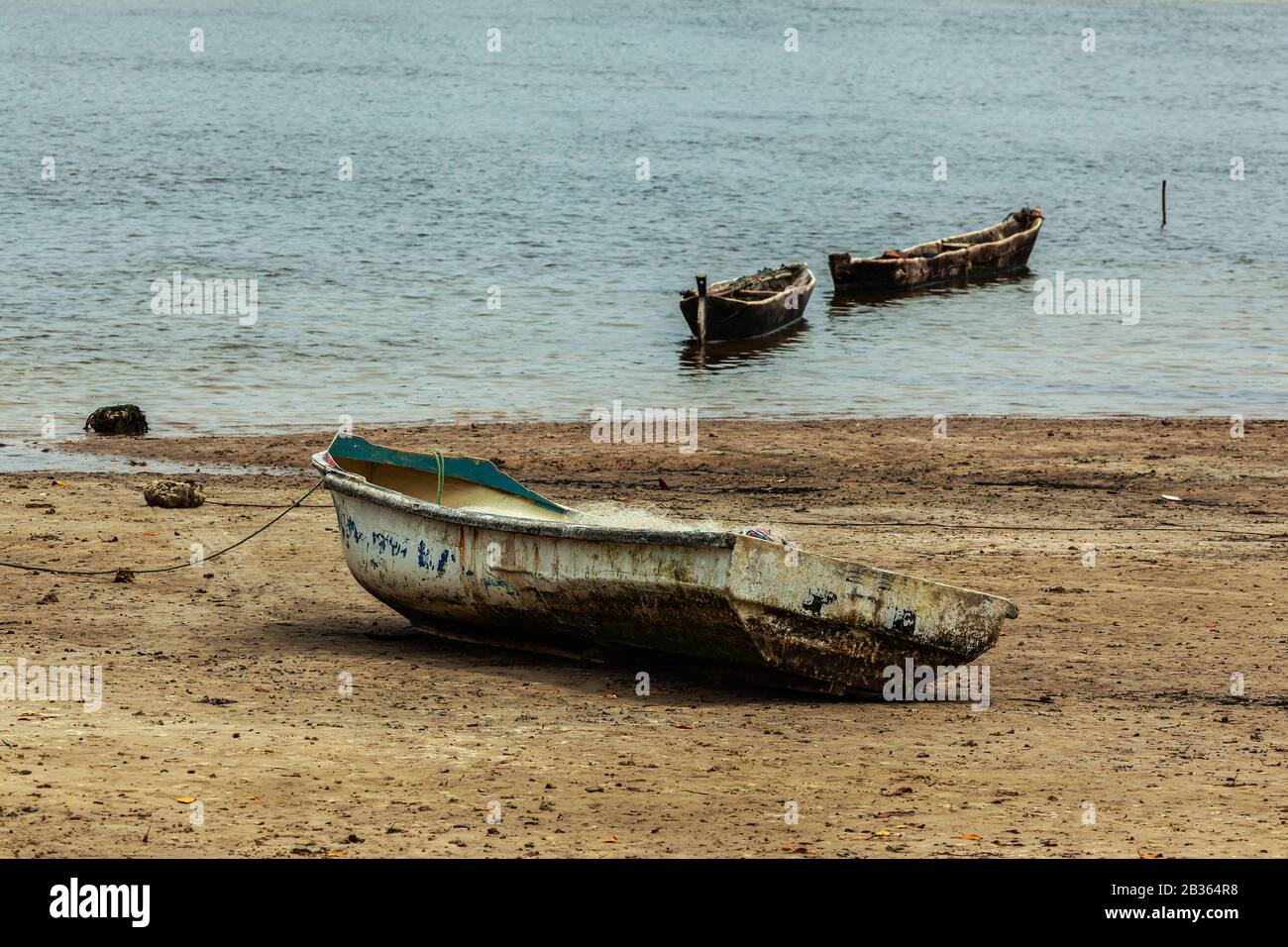 Fischerboot an einem Strand in Kenia (Kwale County) Stockfoto