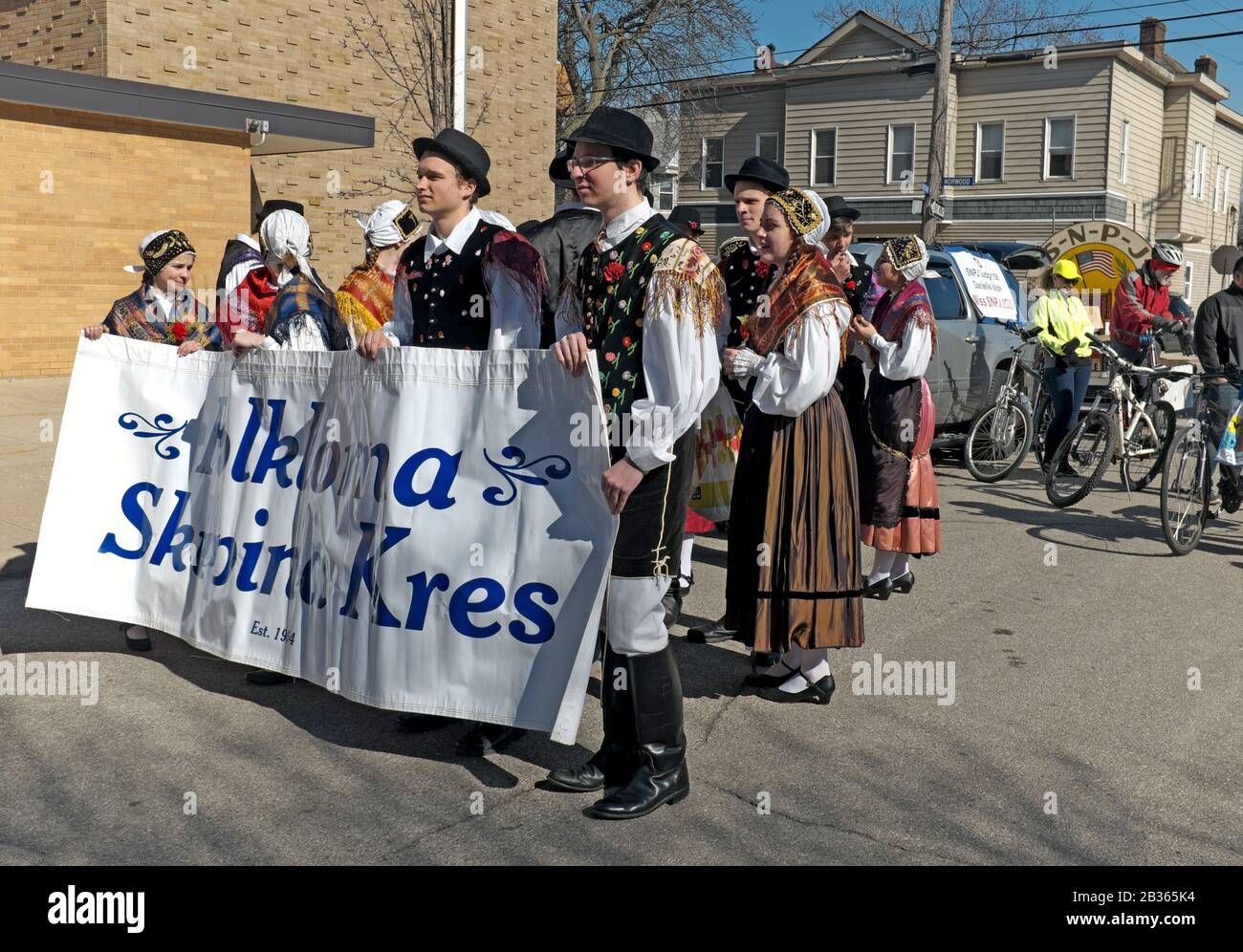 Die Teilnehmer der Cleveland Kurentovanje Festlichkeiten 2020 ziehen durch das alte slowenisch-amerikanische Viertel in Cleveland, Ohio, USA. Stockfoto