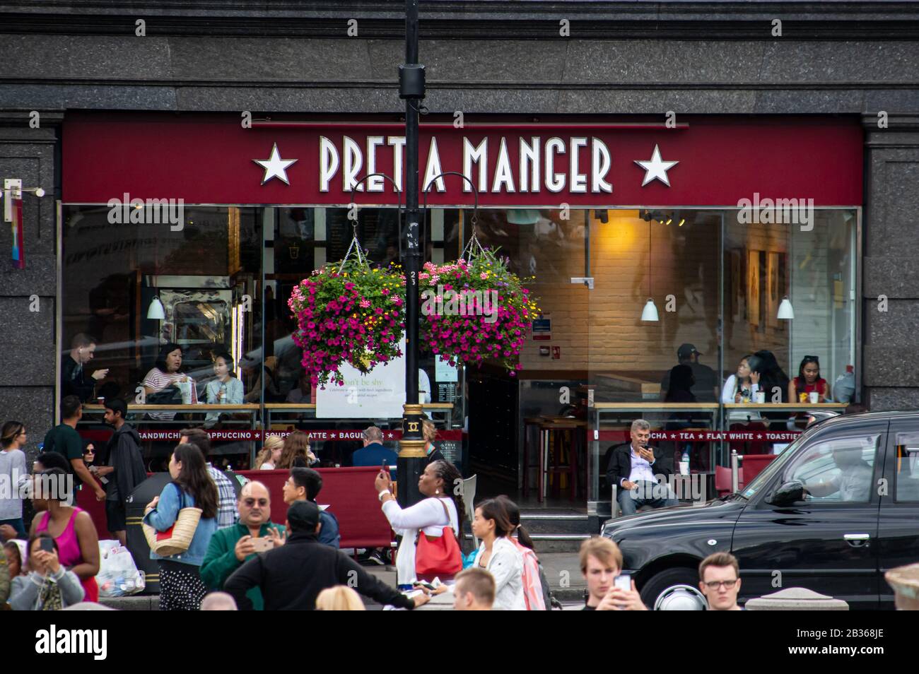 London, Großbritannien - 18. August 2019: Die Fassade des teh Pret a Manger Sandwich Shops am Trafalgar Square Stockfoto