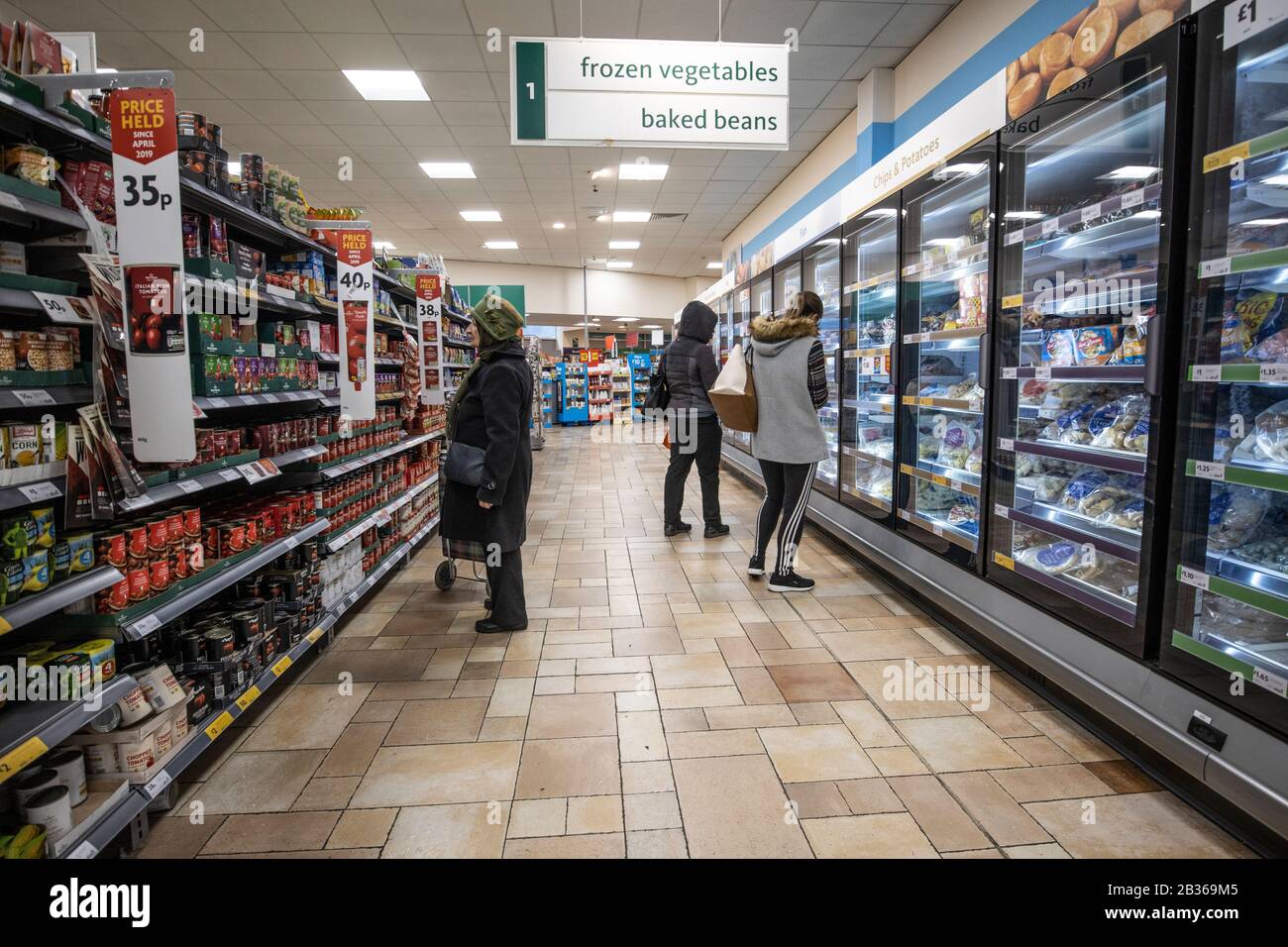 Käufer in einem Morrisons Supermarkt gehen über ihren täglichen Laden, in einer der viertgrößten Ketten von Supermärkten in Großbritannien Stockfoto
