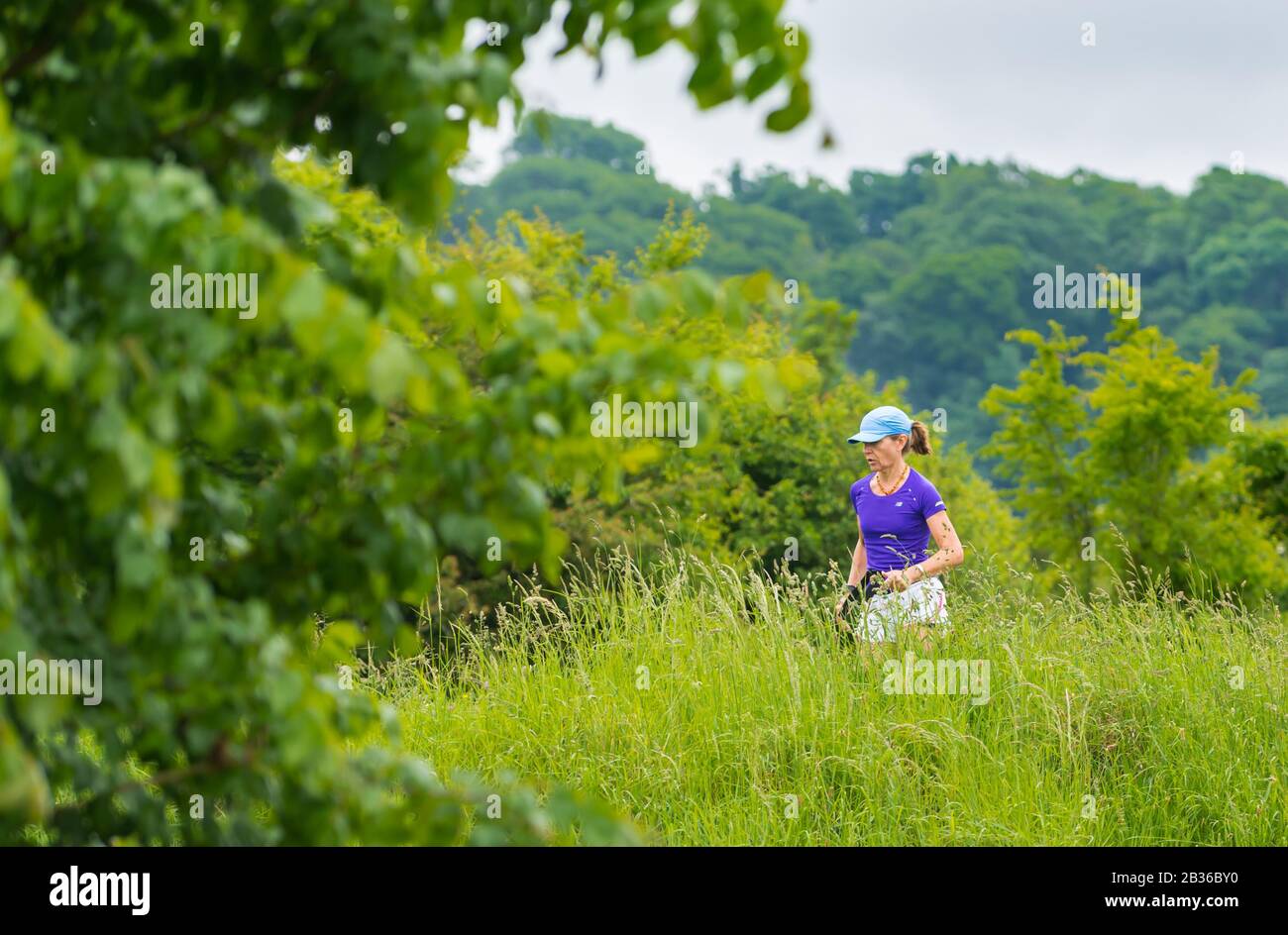 Frau, die sich als Teil eines gesunden Lebensstils fit hält, indem sie morgens joggen oder auf dem Land in Großbritannien laufen. Stockfoto