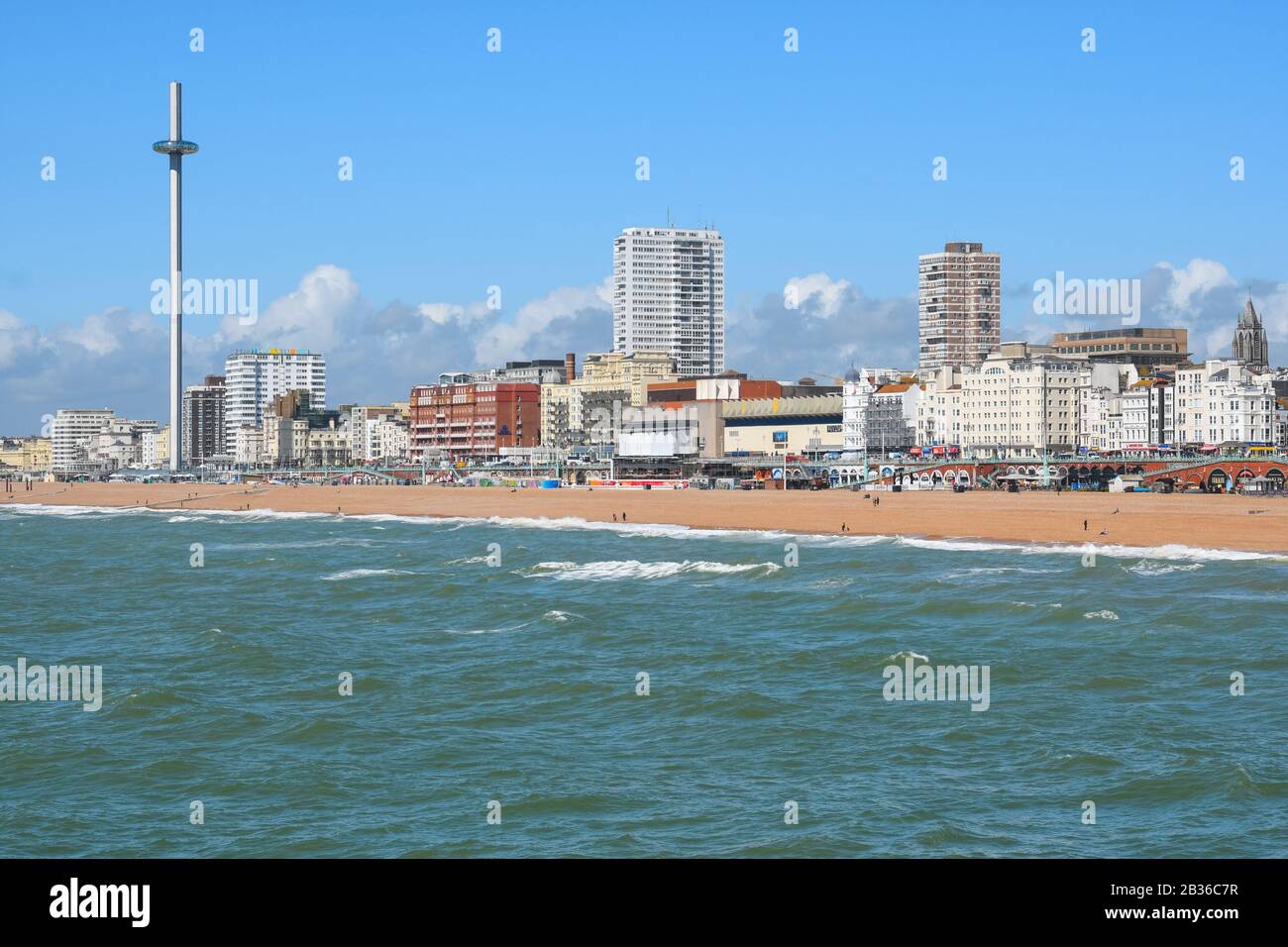 Blick auf die Westseite des Strandes an der Küste von Brighton, East Sussex, England, Großbritannien. Stockfoto