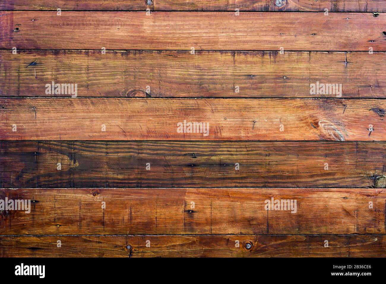 Eine dunkle Holzstruktur. Braune Holzstruktur. Alte Hintergrundfelder. Holztisch im Retro-Look. Rustikaler Hintergrund. Vintage-farbige Oberfläche. Horizontal Stockfoto