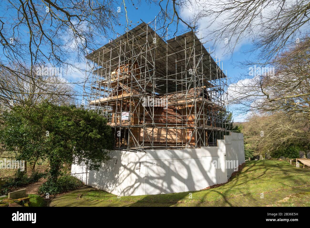 Watts Chapel, ein historisches Gebäude in der Klasse I, das im Rahmen von Renovierungsarbeiten von Gerüsten umgeben ist, Compton, Surrey, Großbritannien Stockfoto