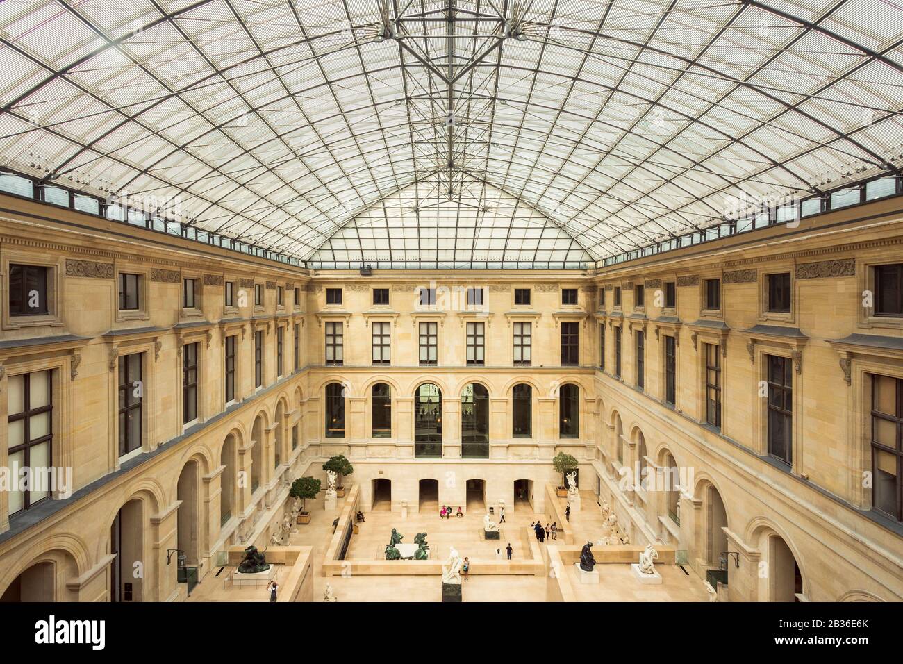 Symmetrisches Bild von Louvres wundervollen Innenhof mit Skulpturen. Paris, Frankreich. Stockfoto