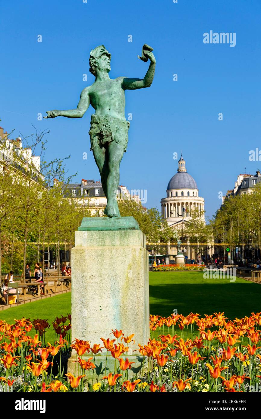 Der Luxemburger Garten mit der Statue Der griechische Schauspieler von
