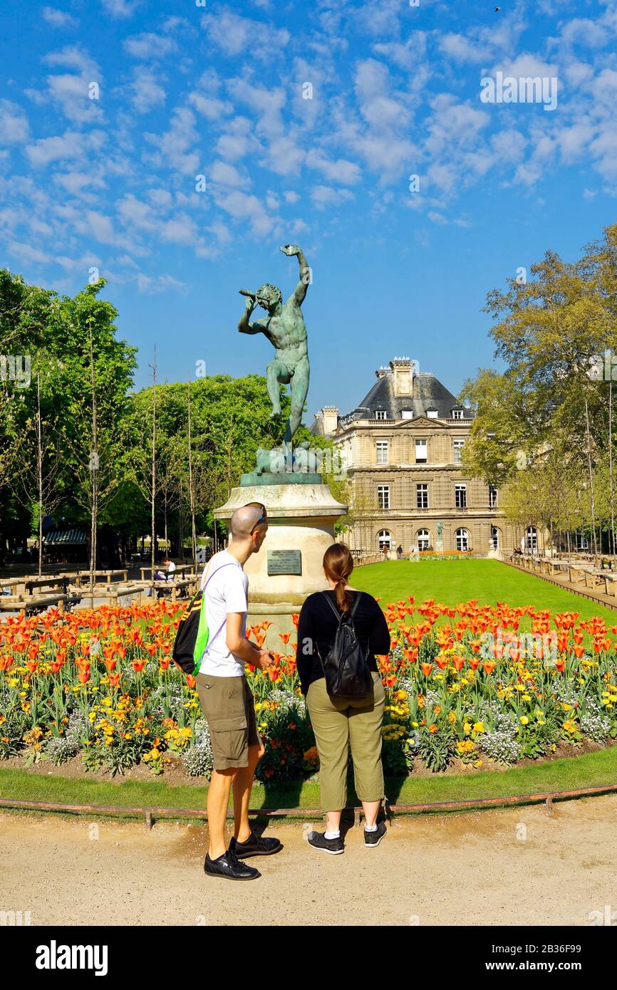 Frankreich, Paris, Bezirk Odeon, Garten Luxemburg, Statue von Dancing Faun des Bildhauers Eugene Louis Lequesne und des Palastes von Luxemburg, Sitz des französischen Senats im Hintergrund Stockfoto