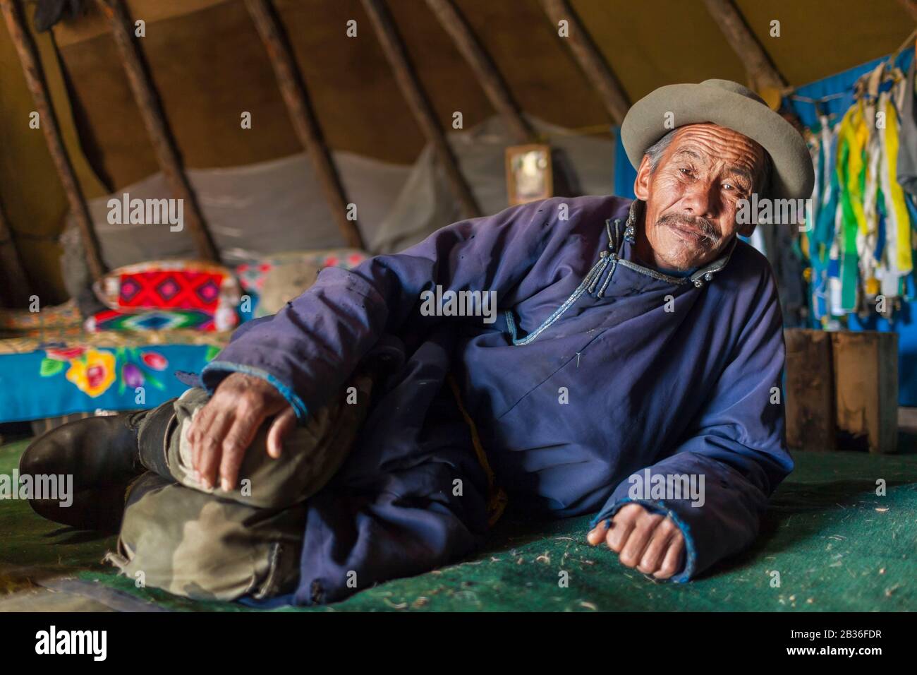 Mongolia, Provinz Khovsgol, in der Nähe von Tsagaannuur, West Taiga, Tsaatan Camp, Ältester Mann in einem traditionellen Zelt, Höhe 2203 Meter Stockfoto