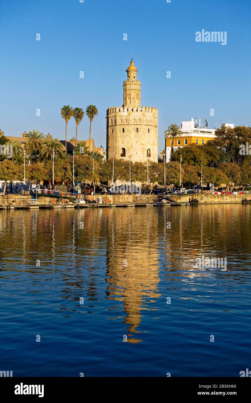 Spanien, Andalusien, Sevilla, Guadalquivir Flussufer, der Goldene Turm (Torre del Oro), ehemaliger Militärwachturm, der zu Beginn des 13. Jahrhunderts zu einem Meeresmuseum umgebaut wurde Stockfoto