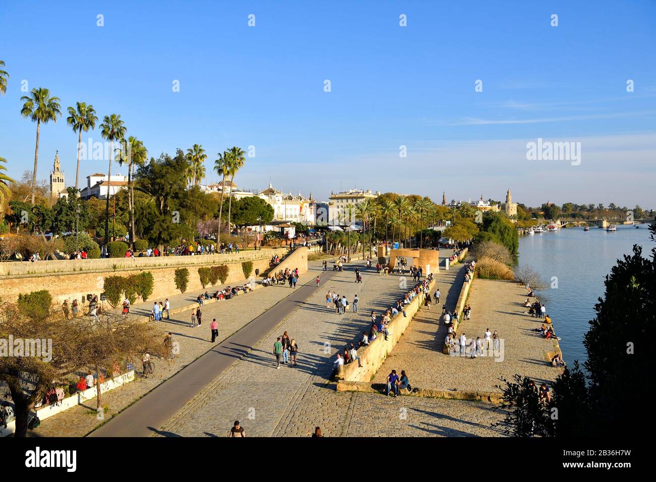 Spanien, Andalusien, Sevilla, Guadalquivir Flussufer, der Goldene Turm (Torre del Oro), ehemaliger Militärwachturm, der zu Beginn des 13. Jahrhunderts zu einem Meeresmuseum umgebaut wurde Stockfoto