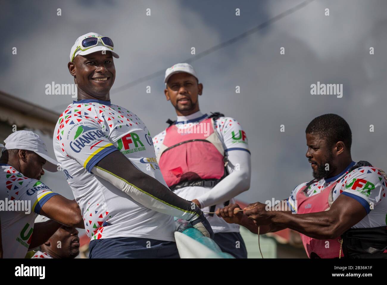 Frankreich, Westindien, Martinique, Baie du Robert, die Mannschaft der Yole Chanflor im Training zur Vorbereitung der Tour de Yoles von Martinique Stockfoto