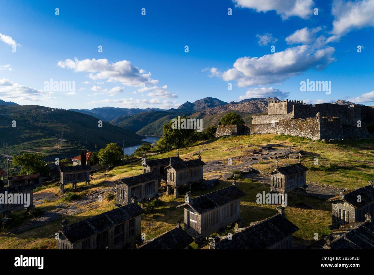 Luftbild der traditionellen Ortschaft Lindoso mit der alten Burg und den Getreidespeicher in der Region Minho, Portugal Stockfoto