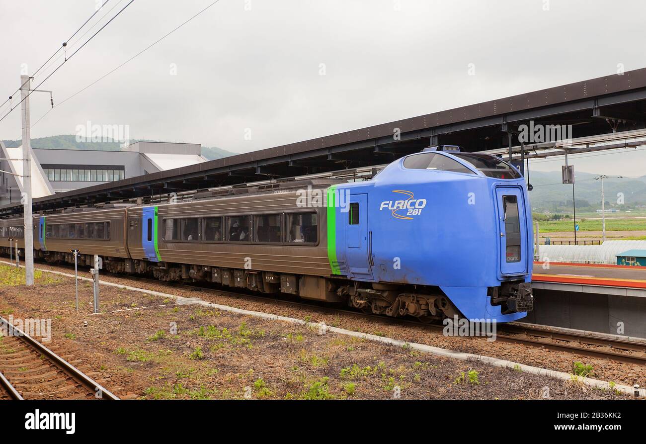 Schnellzug Super Hokuto Limited vom Typ Furico in Kiha 281 im Bahnhof Shin-Hakodate-Hokuto, Japan. Neigediesel-Vielfachzug von JR Stockfoto