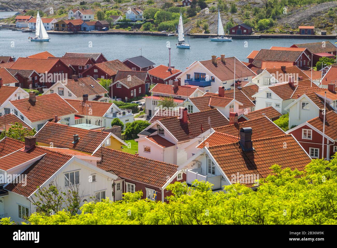 Schweden, Bohuslan, Orust Island, Mollosund, Blick auf das Dorf im hohen Winkel Stockfoto