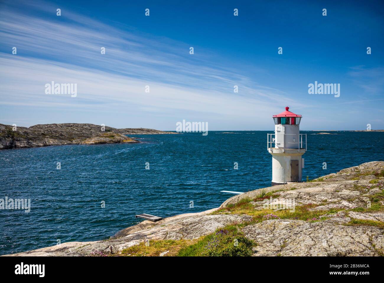Schweden, Bohuslan, Orust Island, Mollosund, kleiner Leuchtturm Stockfoto