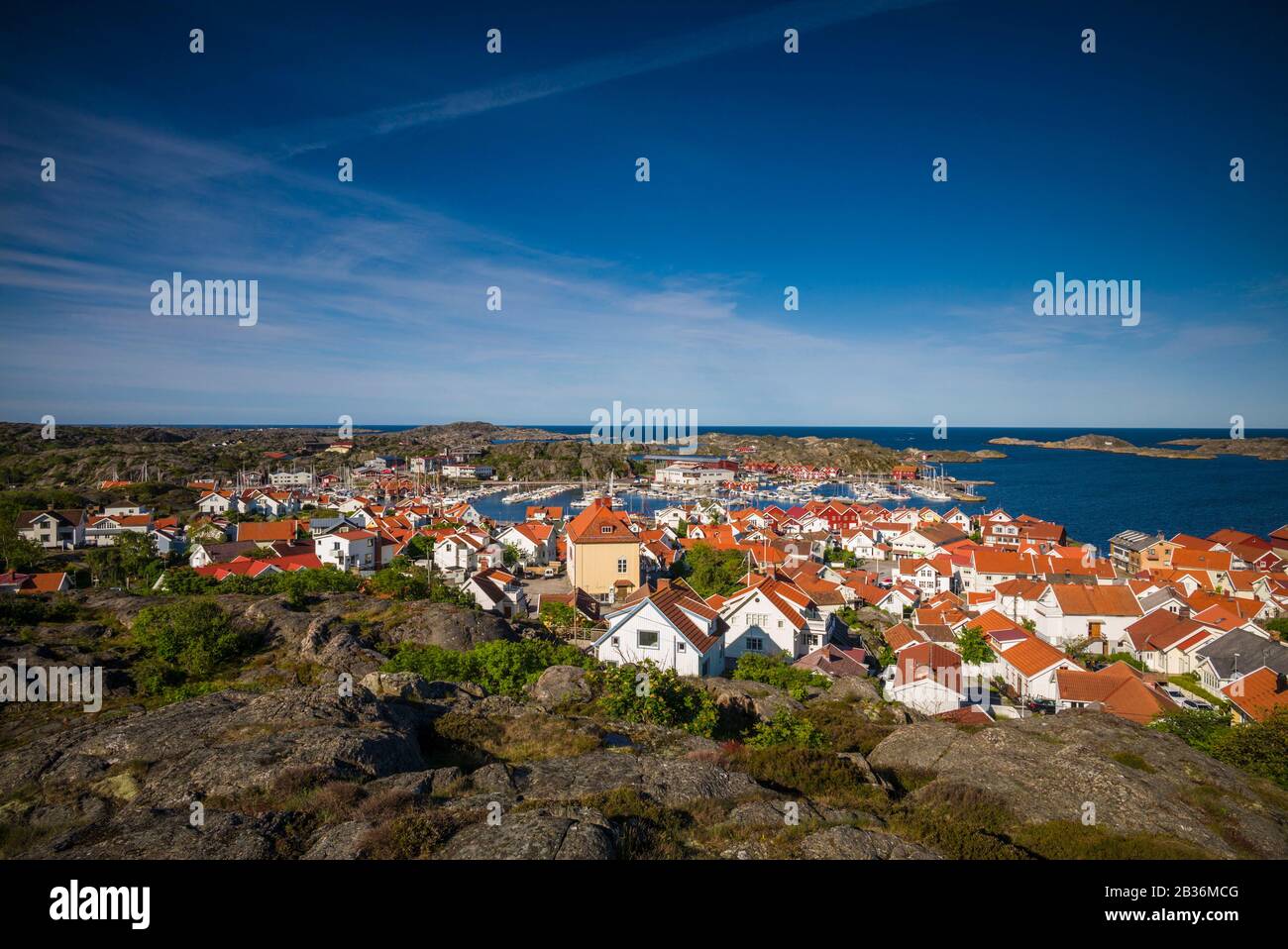 Schweden, Bohuslan, Tjorn Island, Skarhamn, Blick auf die Stadt im hohen Winkel, Morgengrauen Stockfoto