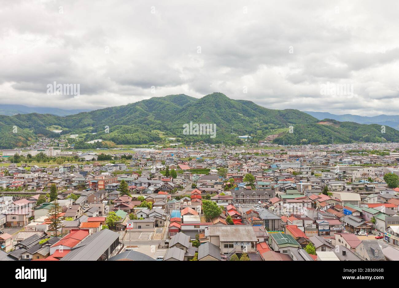 Blick auf den Berg Sankichiyama und die Stadt Kaminoyama vom Donjon der Burg Kaminoyama. Das moderne Kaminoyama wurde im Jahr 1889 gegründet Stockfoto