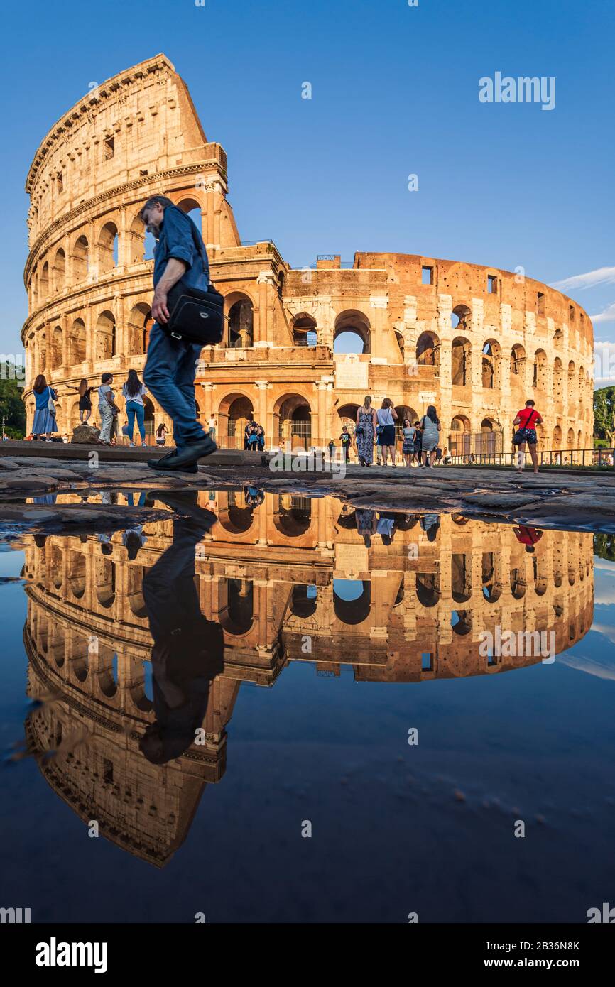 Nach einem Sommerregen spaziert ein Mann am Kolosseum. Rom, Italien. Stockfoto