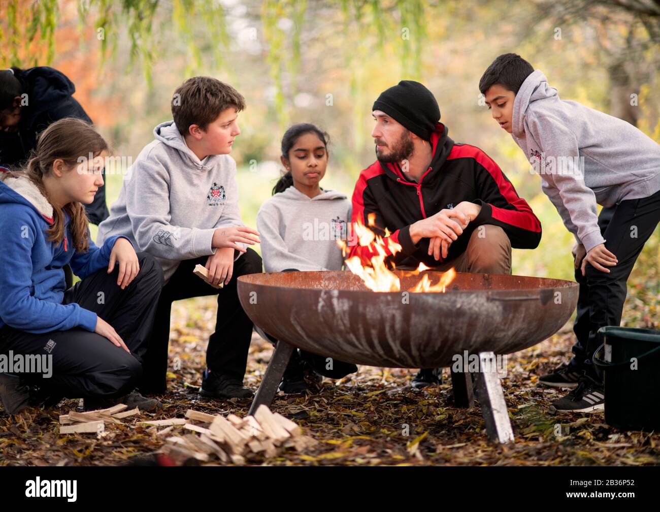 Ein Jahr 7 Bushcraft Unterricht an einer weiterführenden Schule, Großbritannien. Stockfoto