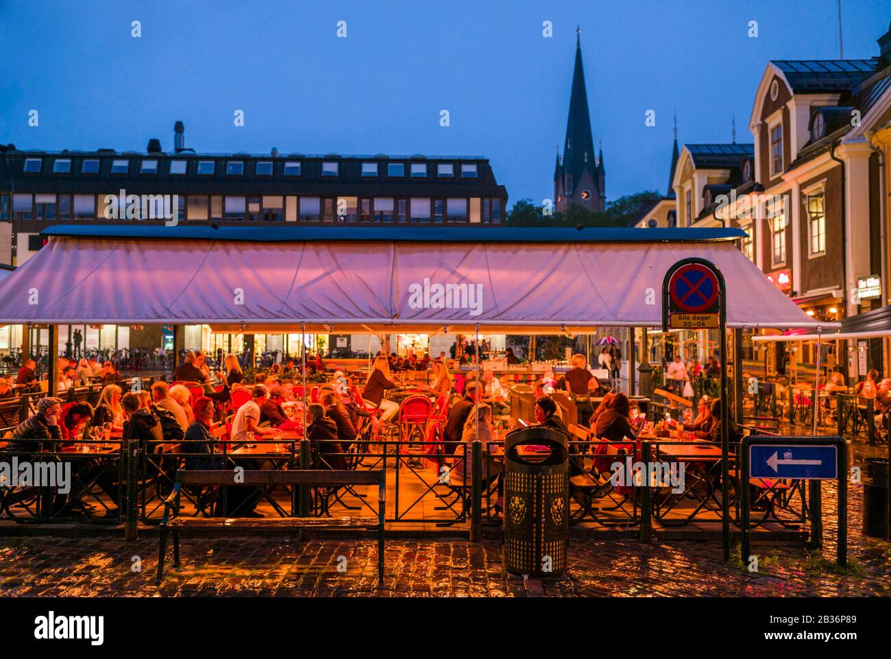 Schweden, Südostschweden, Linkoping, Cafés und Bars auf dem Stora torget Platz, Abenddämmerung Stockfoto
