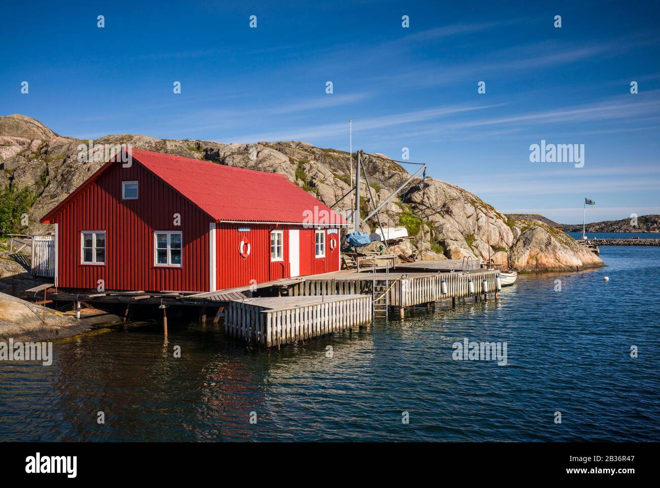 Schweden, Bohuslan, Tjorn Island, Skarhamn, rotes Bootshaus Stockfoto