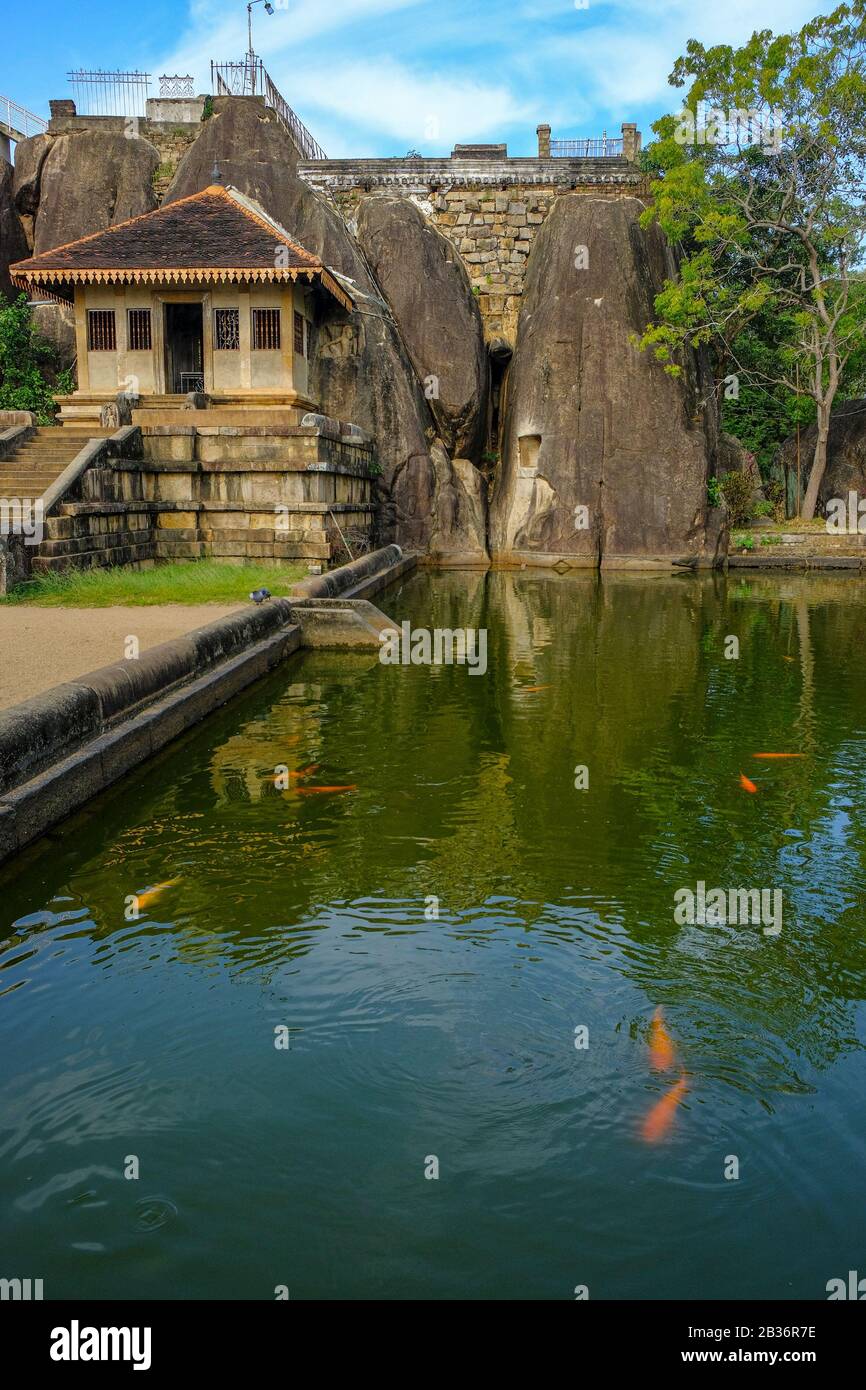 Anuradhapura, Sri Lanka - Februar 2020: Isurumuniya Vihara buddhistischer Tempel am 6. Februar 2020 in Anuradhapura, Sri Lanka. Stockfoto